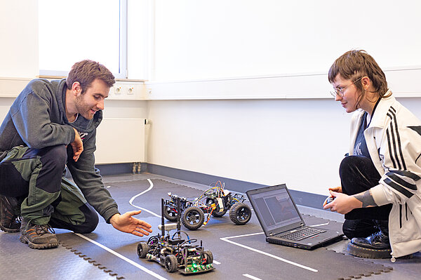 Smart-Driving-Team Zwei Studierende testen selbstfahrende Modellfahrzeuge
