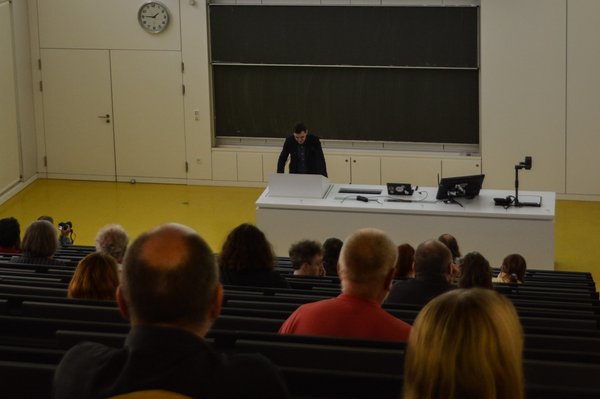 Antrittsvorlesung im Hörsaal des Nieper-Baus. Blick von hinten auf ein Publikum während einer Antrittsvorlesung im Nieper-Bau der HTWK Leipzig.