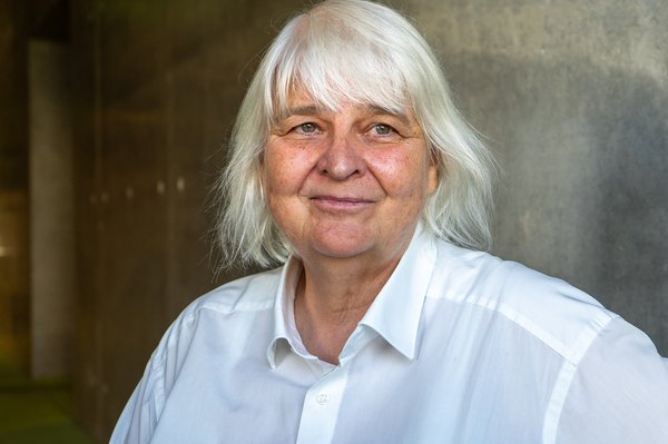 Porträt einer Frau im weißen Hemd