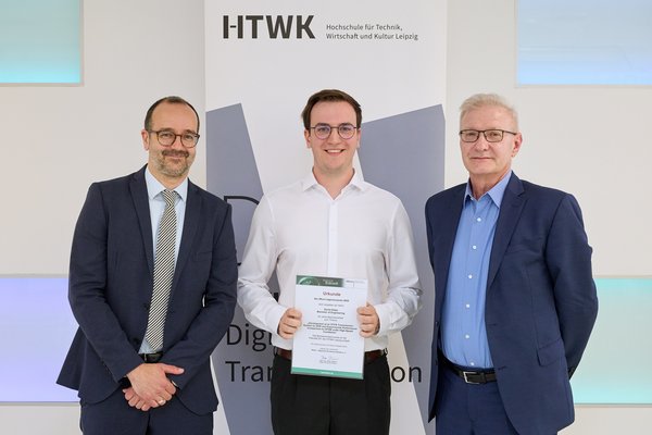 drei Männer auf Preisverleihung