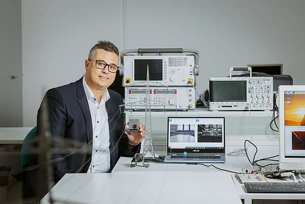Prof. Faouzi Derbel zeigt, wie die Messeinrichtung mittels intelligenter Bildverarbeitung den maximalen Durchhang von Stromleitungen erkennen soll (Bild: Stephan Flad / HTWK Leipzig) Prof. Faouzi Derbel zeigt, wie die Messeinrichtung mittels intelligenter Bildverarbeitung den maximalen Durchhang von Stromleitungen erkennen soll (Bild: Stephan Flad / HTWK Leipzig)