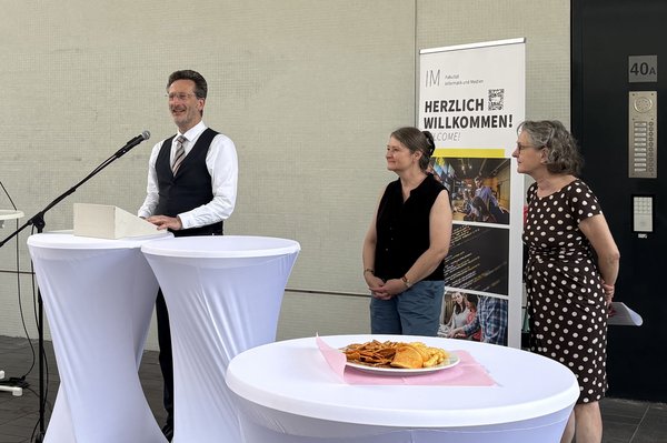 Der Rektor der HTWK begrüßt die Gäste zur Eröffnung der Ausstellungsreihe der Museologie vor der HTWK-Bibliothek. 