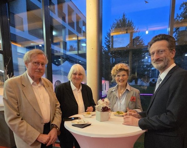Medienpreisverleihung 8.10.2026 vier Personen an Stehtisch bei Abendveranstaltung