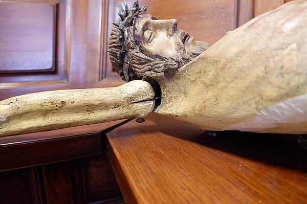 Kruzifix aus dem Kloster San Francesco della Vigna Nahaufnahme eines Kruzifix mit beweglichem Arm