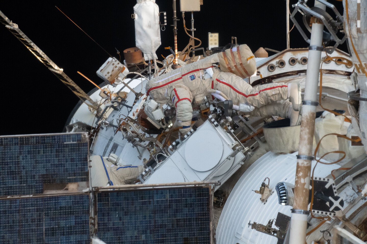 Installation der ICARUS-Antenne auf der ISS Ein Kosmonaut bringt die ICARUS-Antenne an der Raumstation ISS an